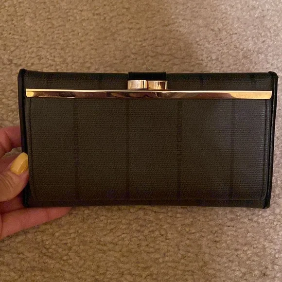 Women’s Vintage Liz Wallet - Picture 2 of 4